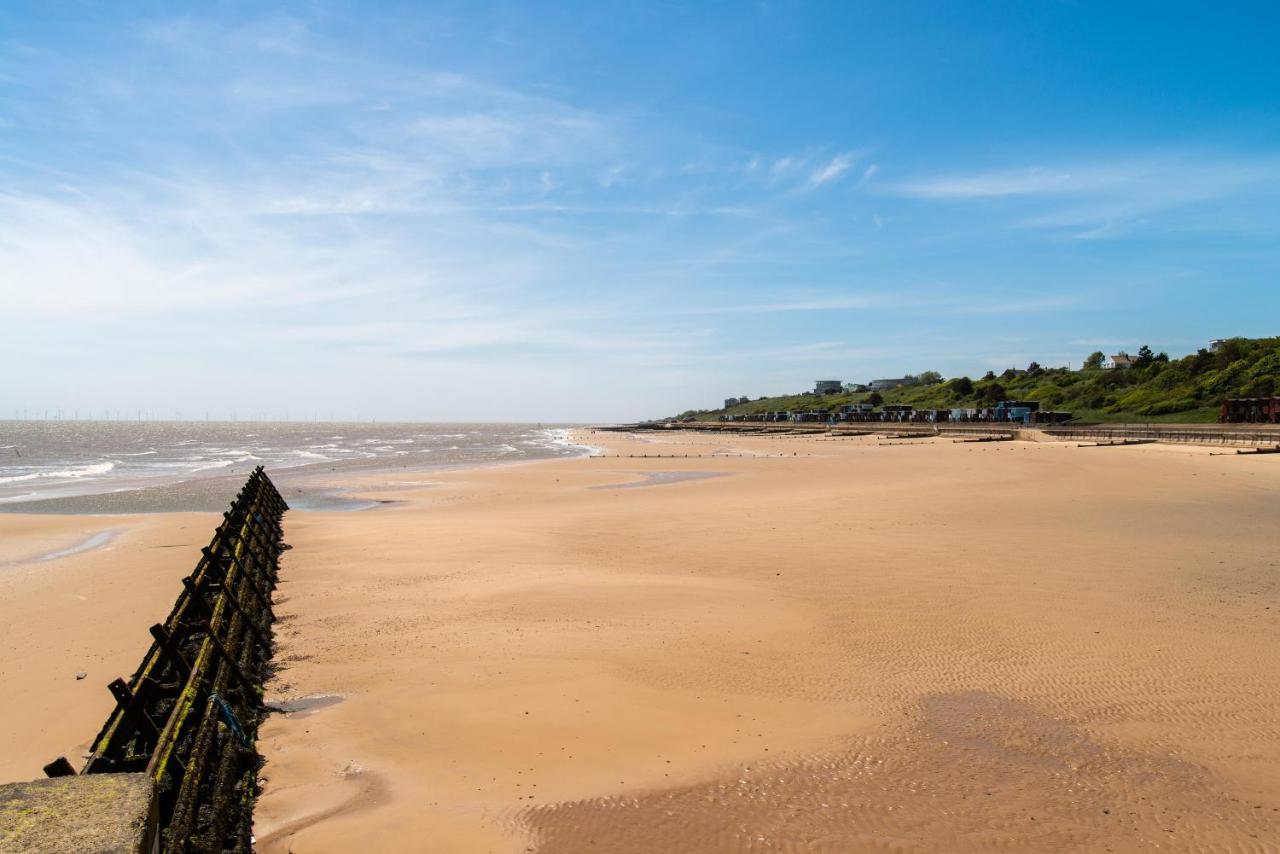6 Berth Caravan With Decking At Martello Beach Holiday Park In Essex Ref 29016y *